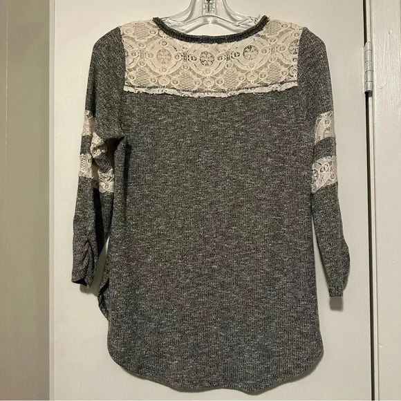 Altar’d State gray lace 3/4 sleeve blouse size M - Picture 3 of 7